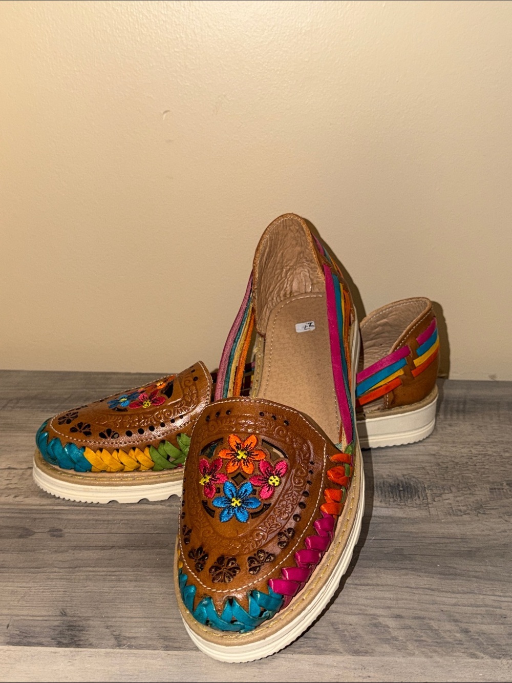 Women's 10 leather flat huaraches shoes  Mexican sandals brown embroider flowers